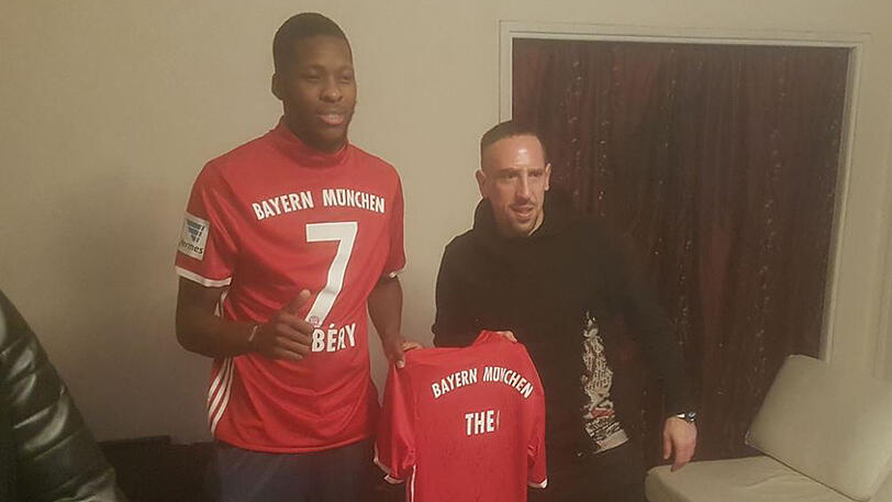 Bayern-Star Franck Ribéry (r.) überreicht Polizei-Opfer Théo ein Trikot.