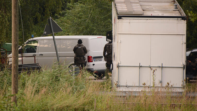 Spezialkräfte der Polizei am Montag vor einem Anwesen in Feichten.