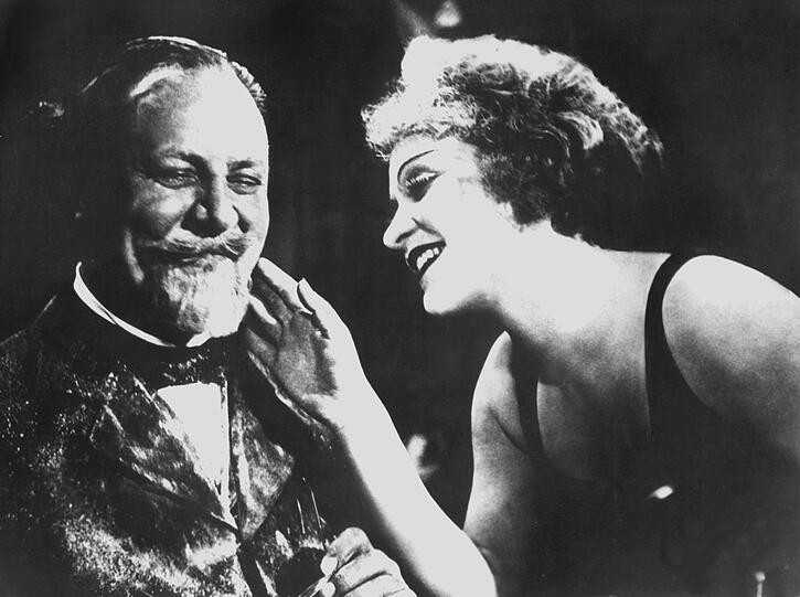 Emil Jannings war als erster Oscar-Gewinner der Star, dem Marlene Dietrich hier die Show stiehlt und durch den "Blauen Engel" zum Superstar wird&ndash; auch in Amerika.