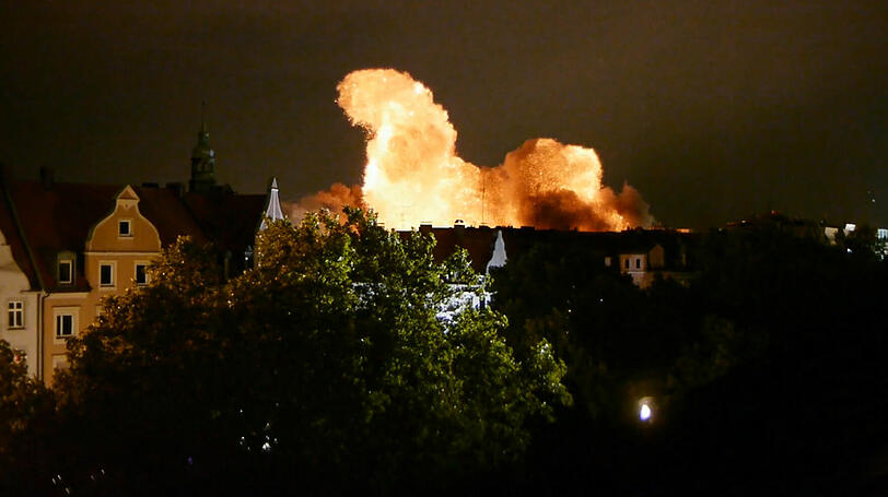 Diese Bilder haben sich in das kollektive Gedächtnis Münchens eingeprägt: Ende August wird in Schwabing eine gigantische Fliegerbombe aus dem Zweiten Weltkrieg entdeckt. Es vergehen bange 36 Stunden bis zur Sprengung des 250-Kilo-Kolosses. Davor mussten Tausende Menschen ihre Häuser verlassen, danach gibt es hohen Sachschaden - aber zum Glück keine Verletzten. Blicken wir in dieser auf Bilderstrecke zurück auf die entscheidenden Stunden.