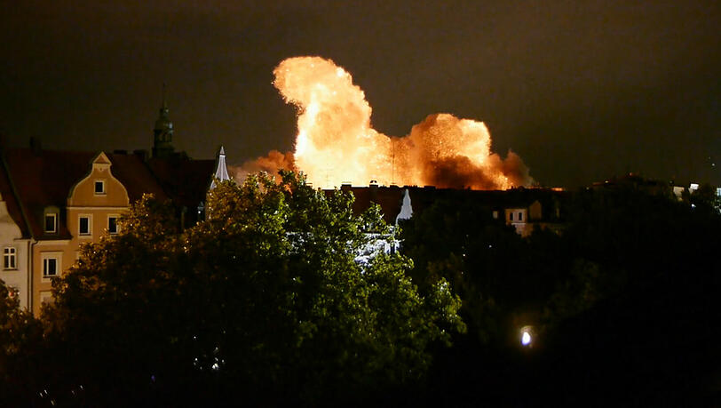 Diese Bilder haben sich in das kollektive Gedächtnis Münchens eingeprägt: Ende August wird in Schwabing eine gigantische Fliegerbombe aus dem Zweiten Weltkrieg entdeckt. Es vergehen bange 36 Stunden bis zur Sprengung des 250-Kilo-Kolosses. Davor mussten Tausende Menschen ihre Häuser verlassen, danach gibt es hohen Sachschaden - aber zum Glück keine Verletzten. Blicken wir in dieser auf Bilderstrecke zurück auf die entscheidenden Stunden. Diese Bilder haben sich in das kollektive Gedächtnis Münchens eingeprägt: Ende August wird in Schwabing eine gigantische Fliegerbombe aus dem Zweiten Weltkrieg entdeckt. Es vergehen bange 36 Stunden bis zur Sprengung des 250-Kilo-Kolosses. Davor mussten Tausende Menschen ihre Häuser verlassen, danach gibt es hohen Sachschaden - aber zum Glück keine Verletzten. Blicken wir in dieser auf Bilderstrecke zurück auf die entscheidenden Stunden.