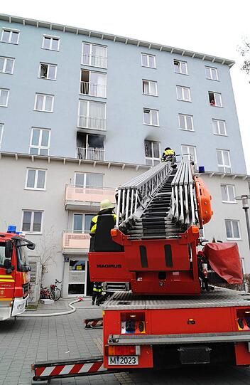 Am ersten Weihnachtsfeiertag musste die Münchner Feuerwehr zu einem Großeinsatz ausrücken: In einer Wohnung am Fingerkrautanger war ein Feuer ausgebrochen.