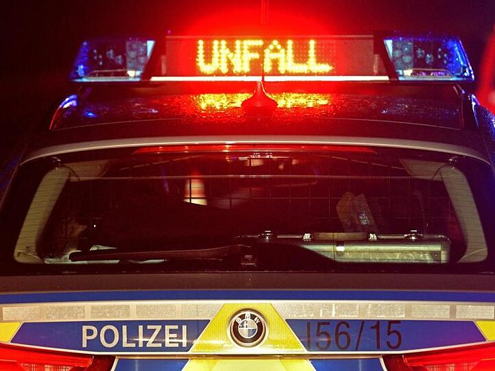 Der Schriftzug "Unfall" leuchtet auf einem Streifenwagen. Foto: Stefan Puchner/dpa/Archivbild