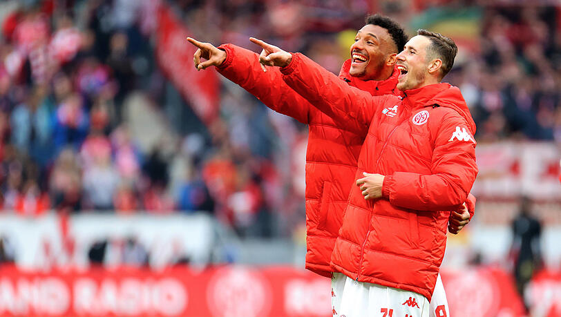 Karim Onisiwo (l.) und Dominik Kohr bejubeln den Sieg des Außenseiters.