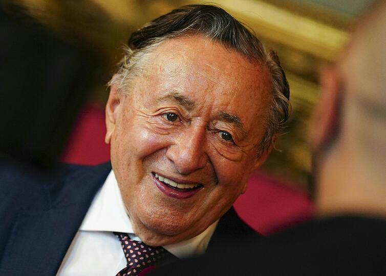 Er hat an die Liebe geglaubt – und hier ist sie (hoffentlich): Richard "Mörtel" Lugner ist mit seinen 90 Jahren frisch verliebt in die 44-jährige Elisabeth, die er Täubchen getauft hat.
