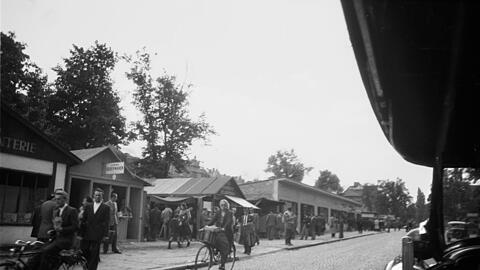 Aus einem Polizeiauto fotografierte Geschäfte an der Möhlstraße in Bogenhausen. Hier hatten die Amerikaner Häuser beschlagnahmt und DP-Einrichtungen zur Verfügung gestellt.