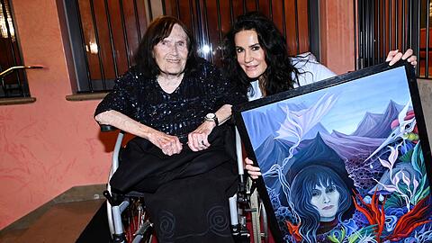 Schauspielerin Mariella Ahrens hat der 100-jährigen Malerin Gerda Sachweh-Tänzer einen Herzenswunsch erfüllt.