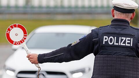 Ein Beamter der Bundespolizei stoppt bei der Kontrolle des Einreiseverkehrs am deutsch-tschechischen Grenzübergang Furth im Wald – Ceska Kubice den Fahrer eines Autos bei der Einreise.