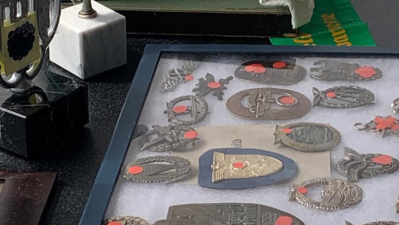 Hinter jedem aufgeklebten Punkt verbirgt sich ein Hakenkreuz. Hinter jedem aufgeklebten Punkt verbirgt sich ein Hakenkreuz.