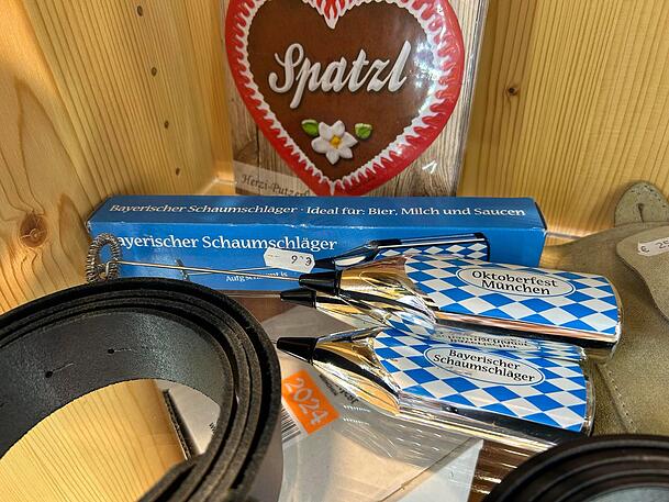 „Bayerischer Schaumschläger: Ideal für Bier, Milch und Saucen“ – ob damit die schale Maß noch zu retten ist? „Bayerischer Schaumschläger: Ideal für Bier, Milch und Saucen“ – ob damit die schale Maß noch zu retten ist?