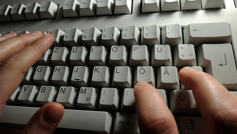 Am kommenden Montag (21.02.2011) beginnt vor dem Landgericht Hildesheim der Prozess gegen den mutmaßlichen Mörder von Melanie aus der Nähe von Peine. Sie hatte ihn im Chat kennengelernt. Am kommenden Montag (21.02.2011) beginnt vor dem Landgericht Hildesheim der Prozess gegen den mutmaßlichen Mörder von Melanie aus der Nähe von Peine. Sie hatte ihn im Chat kennengelernt.