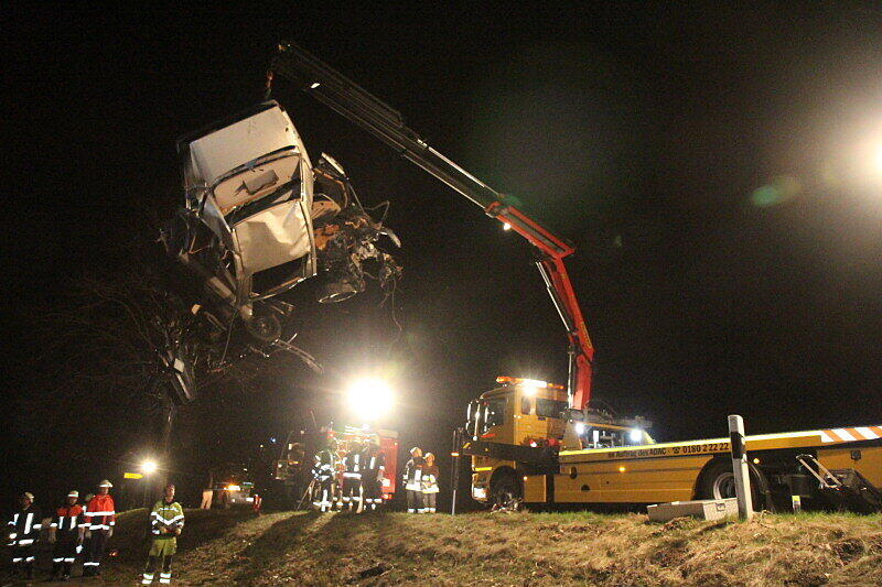 Bei einem Verkehrsunfall am Mittwochabend in Waging am See ist ein 49 Jahre alter Autofahrer ums Leben gekommen, nachdem er frontal gegen einen Baum gerast war.