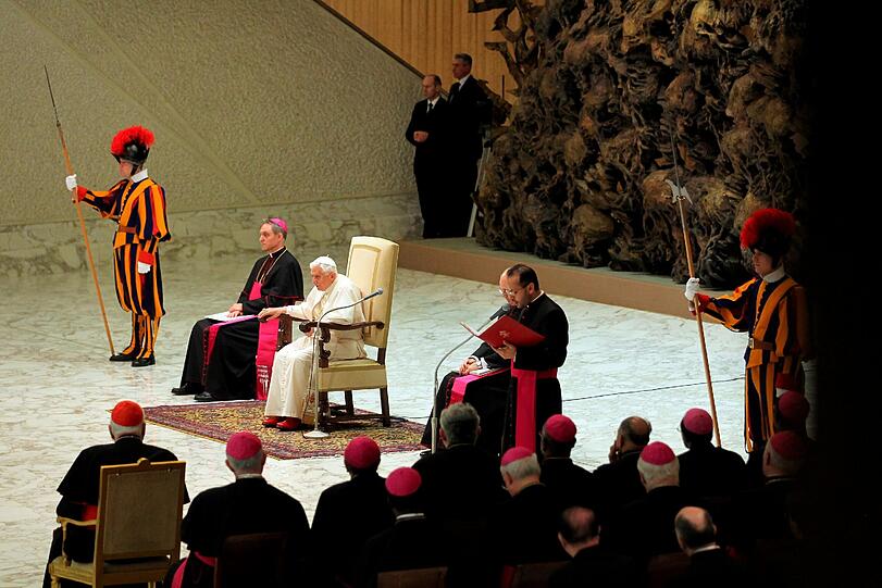 Papst Benedikt XVI. in der Audienzhalle Paolo VI im Vatikan bei seiner voraussichtlich letzten Generalaudienz. Tausende Gläubige haben sich eingefunden. Es ist das erste Mal, dass sich der Pontifex nach seiner historischen Rücktrittankündigung vom Montag den Gläubigen zeigt. Die Bilder.