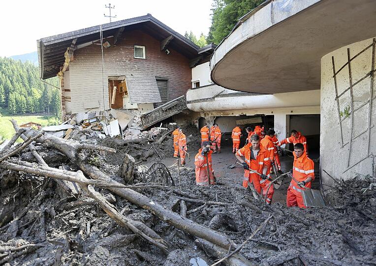 Im österreichischen Huttau kämpfen Helfer gegen den Schlamm.