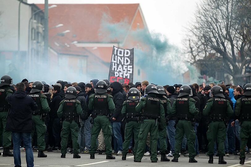 Bengalos, Chinaböller, Flaschenwürfe: FC Bayern II gegen TSV 1860 II: Die Bilder von Aufmarsch der Fans. 1000 Polizei-Beamte sind im Einsatz.