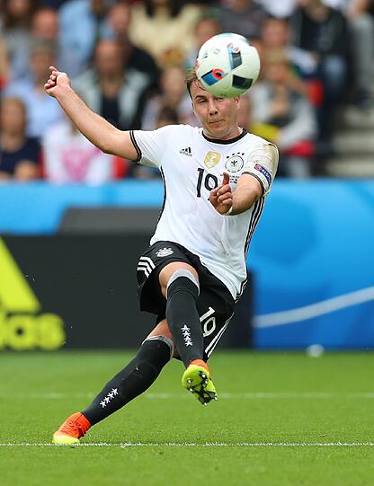 Mario Götze: Note 5-. Der WM-Finalheld als größte Enttäuschung des EM-Kaders. Zwei schwache Spiele als &bdquo;falsche Neun&ldquo;, ein besseres als Flügelstürmer gegen die Nordiren &ndash; aber: kein Tor, keine Vorlage.