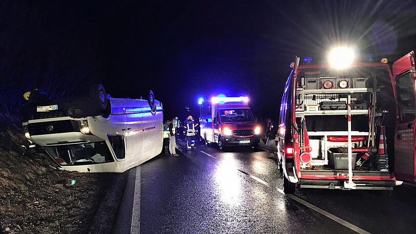 Nach einer Kollision mit einem PKW im Landkreis Traunstein landete ein Transporter auf dem Dach.