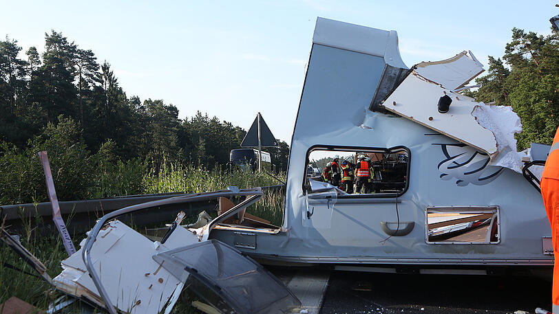 Der Wohnanhänger wurde komplett zerstört, der Inhalt verteilte sich auf der Autobahn. Sah spektakulär aus, rechtfertigte aber in keinster Weise das massenweise Gaffen.