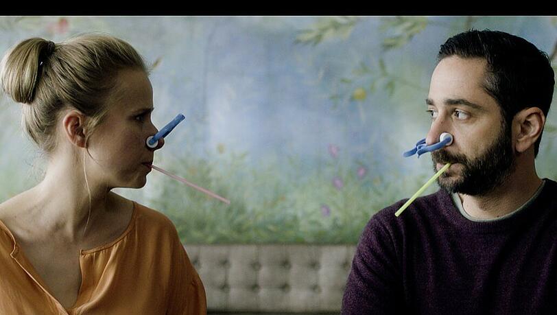Amelies Eltern (Susanne Bormann und Dennis Moschitto) bekommen einen Eindruck, wie sich Asthma anfühlt.