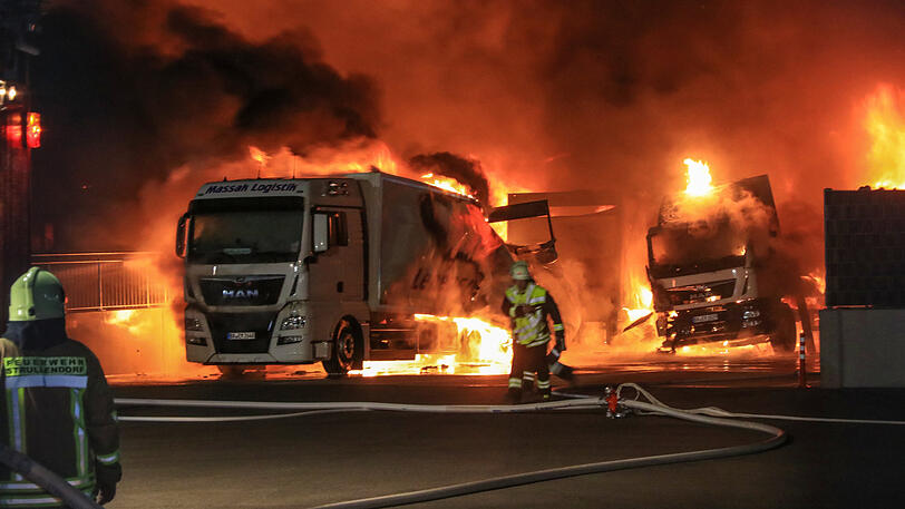 Fünf Lkw brannten auf dem Firmengelände ab...