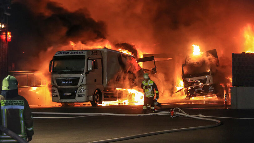 Fünf Lkw brannten auf dem Firmengelände ab... Fünf Lkw brannten auf dem Firmengelände ab...