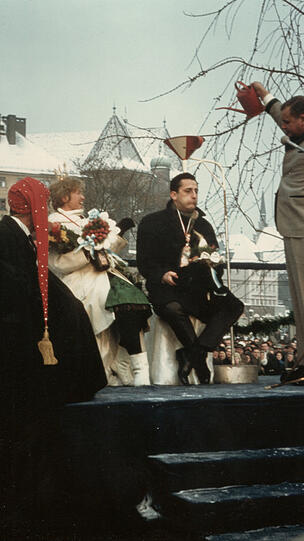 AZ-Leser Klaus Klimpke hat dieses Foto aufgestöbert: Im Fasching 1963 werden Monika I. (Böhm) und Maxl I. (Graf) als Narrhalla-Faschingsprinzenpaar inthronisiert &ndash; assistiert vom fränkischen Kabarettisten Herbert Hisel