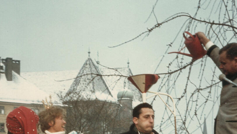 AZ-Leser Klaus Klimpke hat dieses Foto aufgestöbert: Im Fasching 1963 werden Monika I. (Böhm) und Maxl I. (Graf) als Narrhalla-Faschingsprinzenpaar inthronisiert – assistiert vom fränkischen Kabarettisten Herbert Hisel AZ-Leser Klaus Klimpke hat dieses Foto aufgestöbert: Im Fasching 1963 werden Monika I. (Böhm) und Maxl I. (Graf) als Narrhalla-Faschingsprinzenpaar inthronisiert – assistiert vom fränkischen Kabarettisten Herbert Hisel