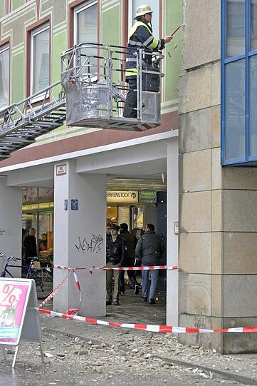 Der Grund: Die Fassade des Hugendubel-Hauses am Marienplatz bröckelt.