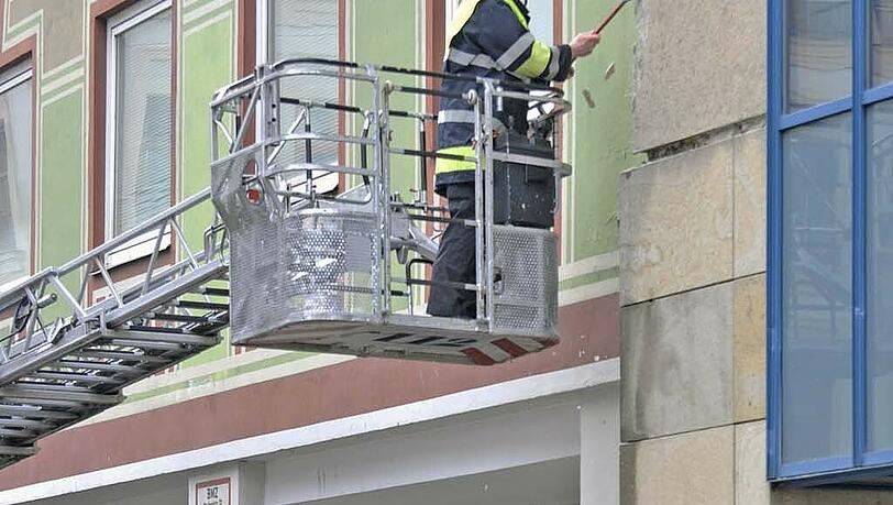 Der Grund: Die Fassade des Hugendubel-Hauses am Marienplatz bröckelt. Der Grund: Die Fassade des Hugendubel-Hauses am Marienplatz bröckelt.