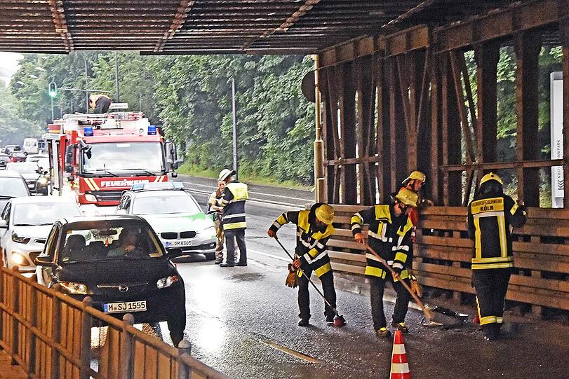 Der Bus ist zunächst in der Unterführung steckengeblieben. Mit viel Gas konnte der Fahrer wieder weiterfahren &ndash; was das Dach seines Fahrzeugs sehr in Mitleidenschaft gezogen hat.
