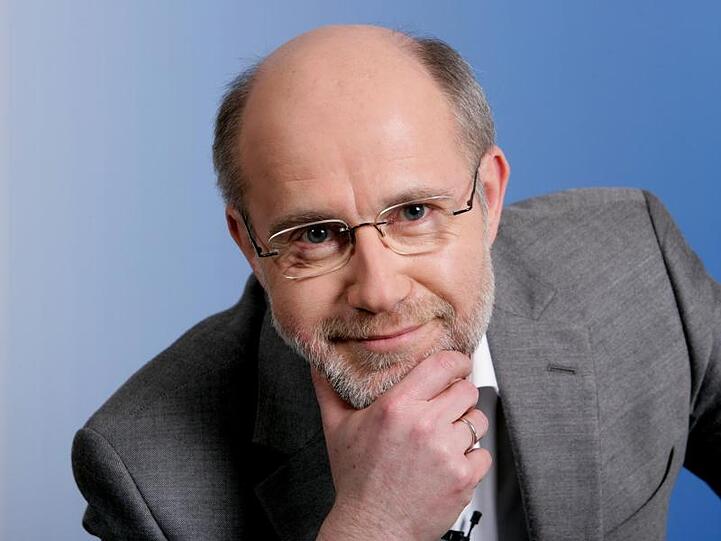 Der Astrophysiker Harald Lesch sitzt in einer Talkshow. Foto: Thomas Schulze/dpa-Zentralbild/dpa/Archivbild
