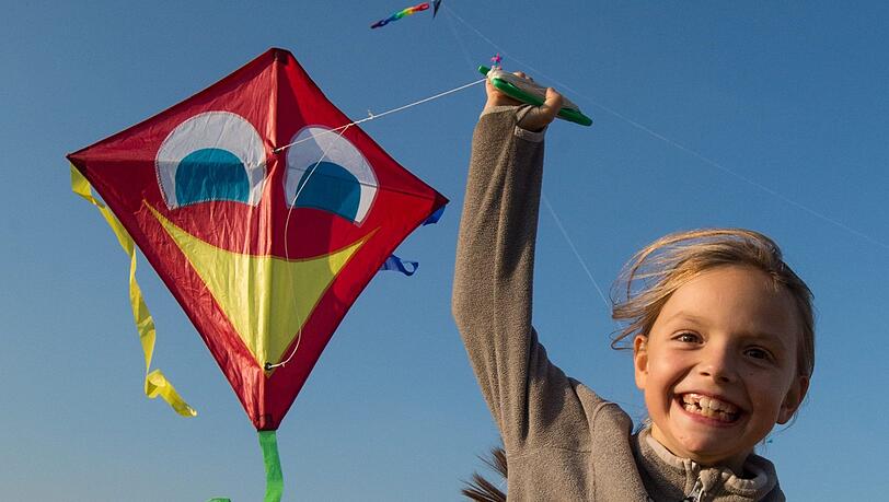 Hui, gleich fliegt er los, der Drache! Hui, gleich fliegt er los, der Drache!