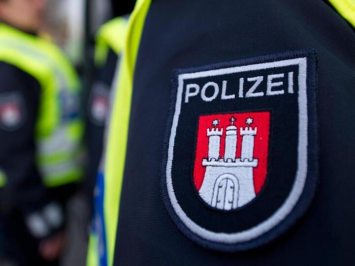 Das Wappen der Hamburger Polizei auf dem Ärmel eines Beamten.