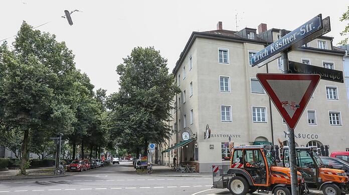 Mitten in Schwabing hat Erich Kästner seine Straße. Bisher. Bei der Stadt steht er auf der Liste möglicher Streich-Kandidaten.