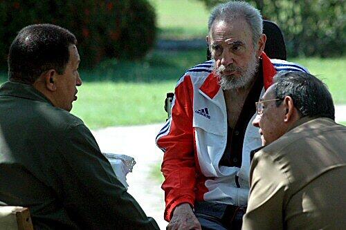 Castro mit seinem Bruder Raúl (r.) und dem Präsidenten von Venezuela Chávez (l.)