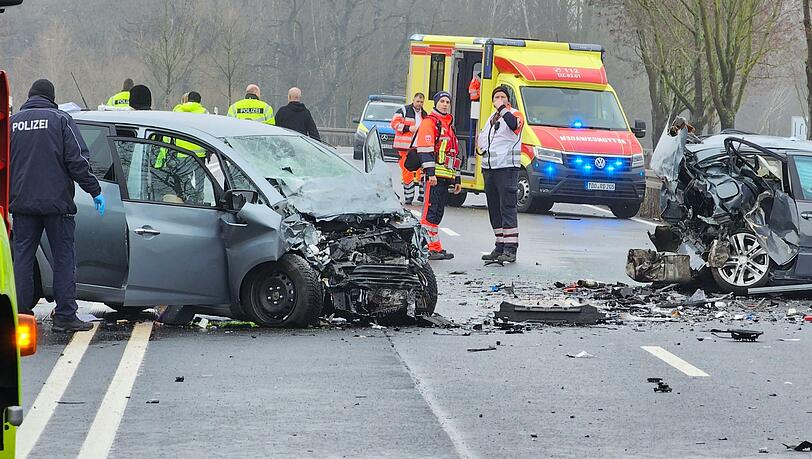 Bei dem schweren Unfall auf der B87 in Nordsachsen sind mehrere Menschen ums Leben gekommen.