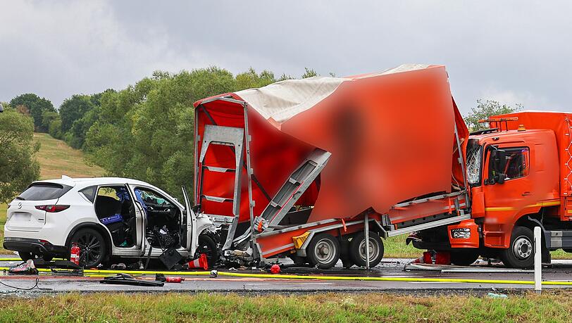 Das Auto stieß gegen den Anhänger, der dann auf den Lastwagen aufgeschoben wurde. Das Auto stieß gegen den Anhänger, der dann auf den Lastwagen aufgeschoben wurde.