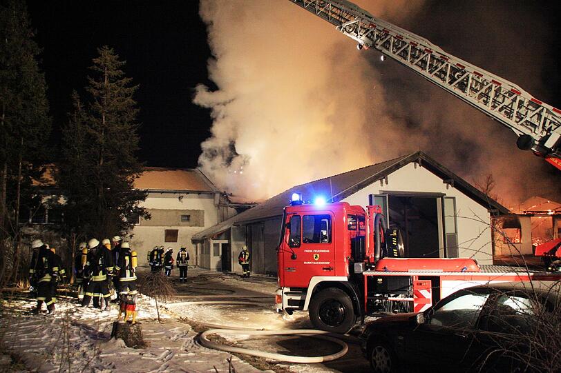 Einen Schaden von mindestens einer halben Million Euro hat ein Großbrand in einer Halle zur Teeproduktion in Eggstätt (Landkreis Rosenheim) verursacht. Menschen kamen nicht zu Schaden. Wie die Polizei mitteilte, fiel eine Hälfte des Firmengebäudes den Flammen zum Opfer.