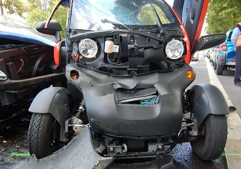 Unfall in Neuaubing: Ein Peugeot-Fahrer ist in ein Elektroauto gerauscht.