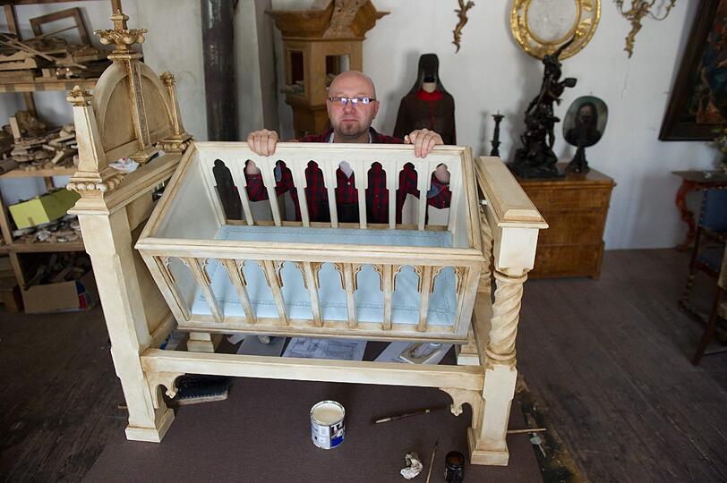 Der polnische Künstler Dariusz Bergier arbeitet in seinem Atelier an einer Krippe aus Eichenholz, die er Kate und William zur Geburt ihres Babys schenken wird.
