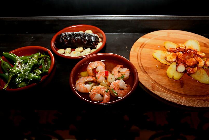 Zu essen gibt es dort spanische Hausmannskost - und natürlich eine ganze Reihe verschiedener Tapas.