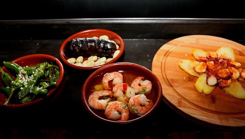 Zu essen gibt es dort spanische Hausmannskost - und natürlich eine ganze Reihe verschiedener Tapas.