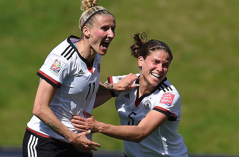 Will auch gegen Frankreich jubeln: Annike krahn (rechts) - hier mit Torjägerin Anja Mittag.