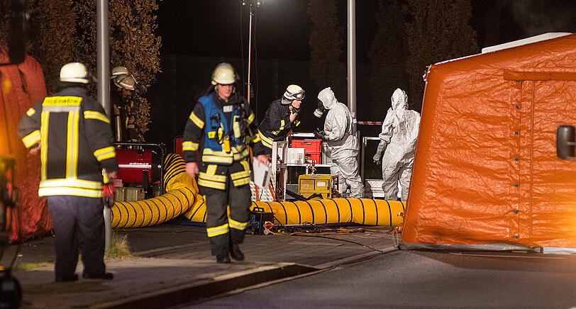 Feuerwehrleute sperren den Gefahrenbereich ab.