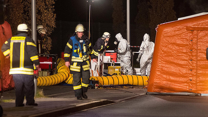 Feuerwehrleute sperren den Gefahrenbereich ab. Feuerwehrleute sperren den Gefahrenbereich ab.