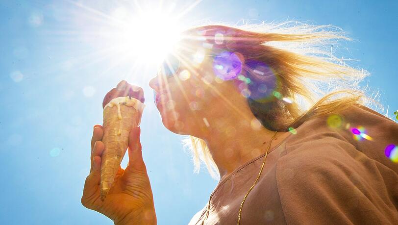 Bei Temperaturen über 30 Grad zerfließt das Eis in Minuten und man selbst kommt schon im Sitzen ins Schwitzen. Bei Temperaturen über 30 Grad zerfließt das Eis in Minuten und man selbst kommt schon im Sitzen ins Schwitzen.