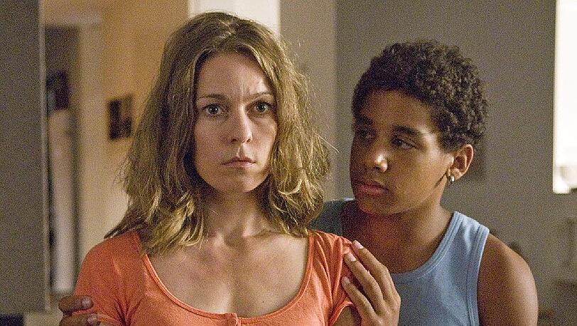 Marie (Lisa Martinek) ist geschockt, als sie vom plötzlichen Tod ihres Mannes erfährt. Steven (Diego Alvarez) versucht zu trösten. Marie (Lisa Martinek) ist geschockt, als sie vom plötzlichen Tod ihres Mannes erfährt. Steven (Diego Alvarez) versucht zu trösten.