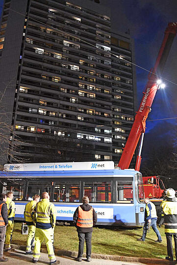 Bilder vom Tram-Unfall in München: Die Berufsfeuerwehr musste zur Bergung mit einem großen Kran anrücken.