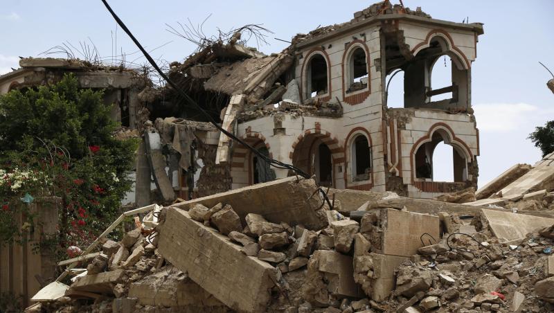 Ein Kind steht vor einem zerstörten Haus in der jemenitischen Hauptstadt Sanaa. Ein Kind steht vor einem zerstörten Haus in der jemenitischen Hauptstadt Sanaa.
