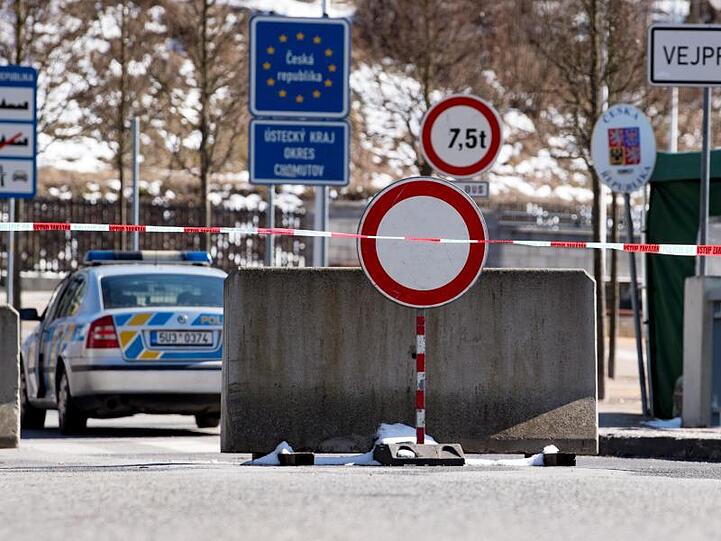 Flatterband der Polizei und Betonsperren stehen an der Grenze zu Tschechien. Foto: Hendrik Schmidt/dpa-Zentralbild/dpa/Archivbild